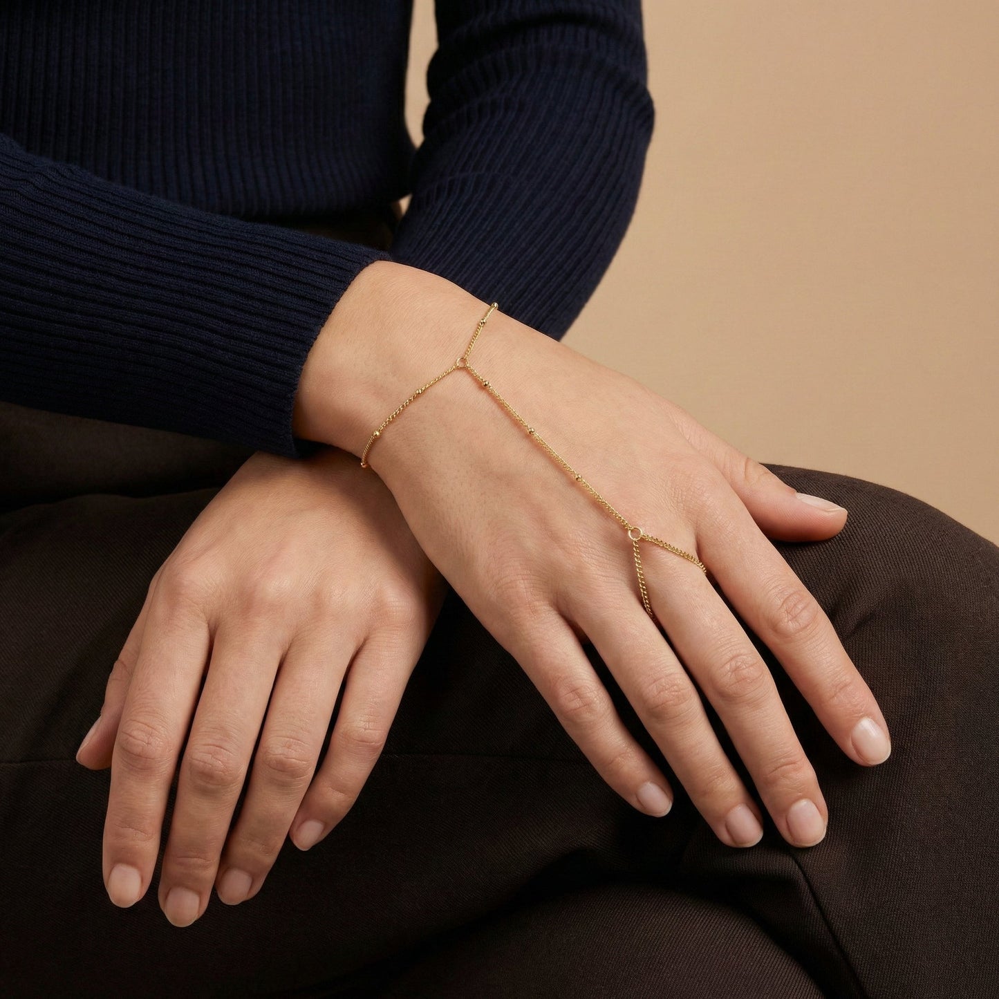 Qamar Nura Hand Chain