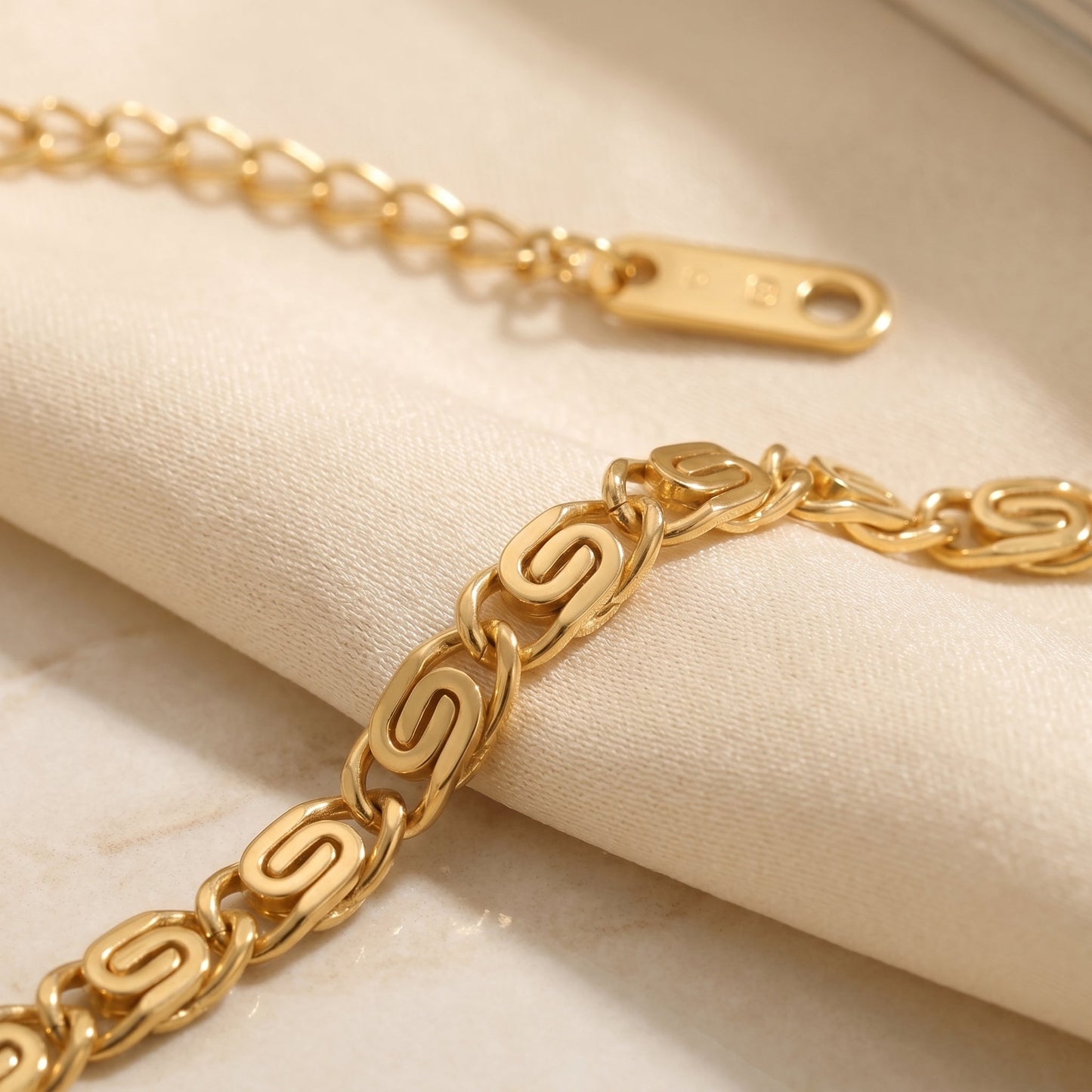 Gold Swirl Link Chain Bracelet